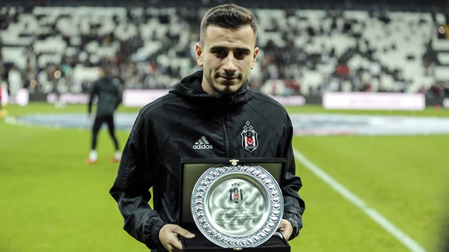 Galatasaray karşısında Beşiktaş formasıyla 200. maçına çıkan Oğuzhan Özyakup'a teşekkür plaketi takdim edildi.