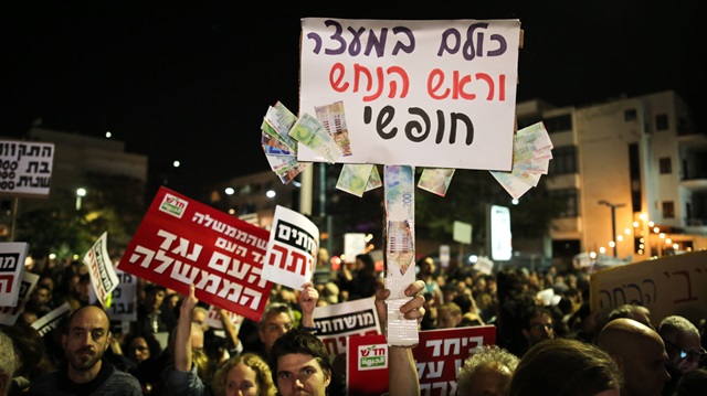 İsrail'in başkenti Tel Aviv'de yaklaşık binlerce İsrailli, hakkında yolsuzluk soruşturması açılan Netanyahu'yu protesto etti. 