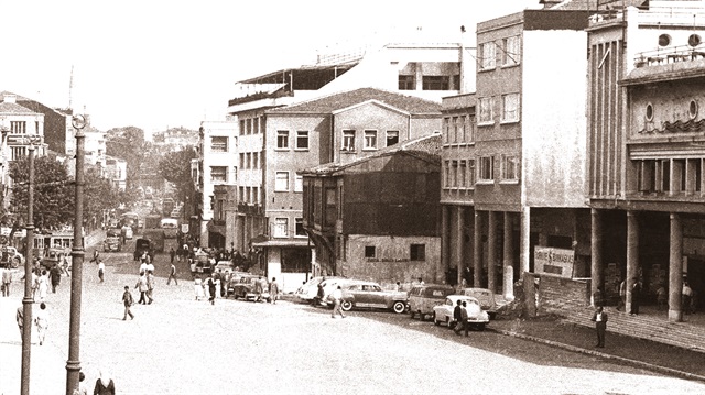 Fırtınalı yılların düşünce duraklarından biri olan Marmara Kıraathenesi, edebi ve siyasi şahsiyetlerin uğrak yeriydi.