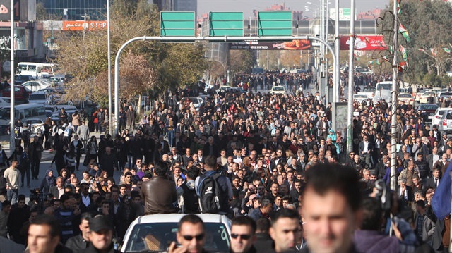 IKBY'nin Süleymaniye kentinde bir araya gelen binlerce memur, 'maaşlarının ödenmemesi ve yolsuzlukları' protesto etmek için kitlesel gösteri başlattı. (Anadolu Ajansı)