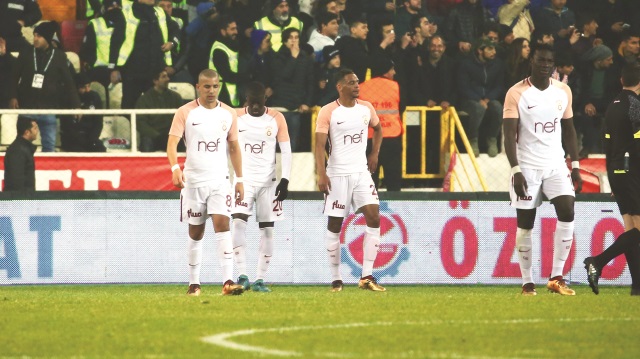 Galatasaray Malatya'ya  2-1 yenilerek liderliği Başakşehir'e kaptırdı. 