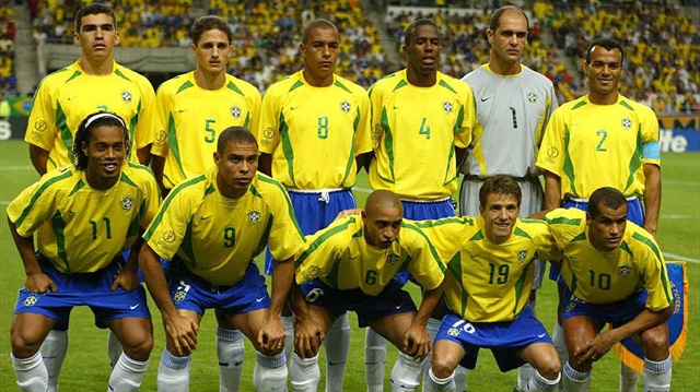 Brezilya'nın efsane kadrolarında mücadele eden Lucio, milli takımının kaptanlığını da üstlenmişti. (Sol üstten birinci)