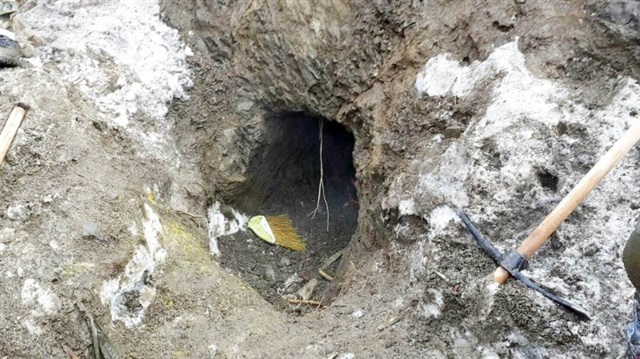 Teröristlerin 'Karargah' olarak kullandığı sığınağın 1 metrelik girişi bulunduğu tespit edildi. 
