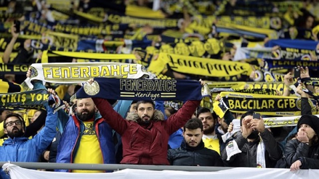 Fenerbahçeli taraftarlar Fatih Terim lehine tezahüratlarda bulundu. 