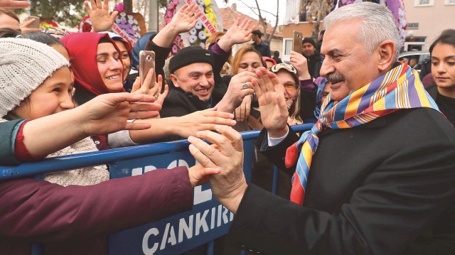 Başbakan Binali Yıldırım, Çankırı’da sevgi gösterileriyle karşılandı. Partilerle selamlaşan Yıldırım, kendisini  bekleyenlerle kısa süre sohbet etti. 