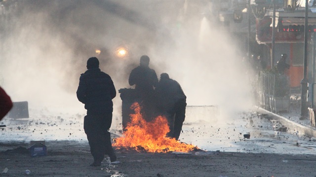 İki gündür devam eden hükümet karşıtı gösterilerde 5 kişi hayatını kaybederken yaralı sayısı 93'e ulaştı.