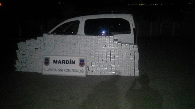 Midyat'taki yol kontrollerinde bir araçta  14 bin 600 paket kaçak sigara bulundu.