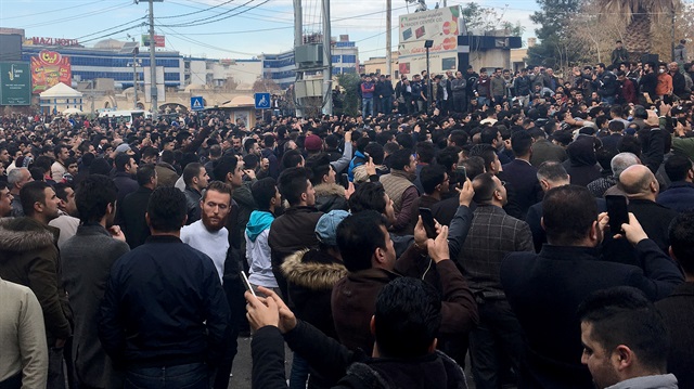 IKBY'de yer alan Süleymaniye kentinin Çemçemal ilçesinde toplanan bir grup, hükümet karşıtı gösteri düzenledi.
