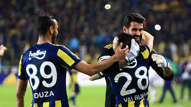 Süper Lig'de Fenerbahçe kendi evinde karşılaştığı Karabükspor'u  2-0 yendi. 