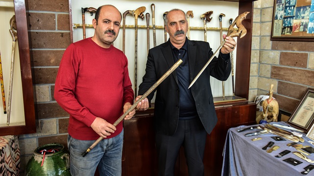 MHP Genel Başkanı Bahçeli için kurt başlı kılıçlı baston yaptı.