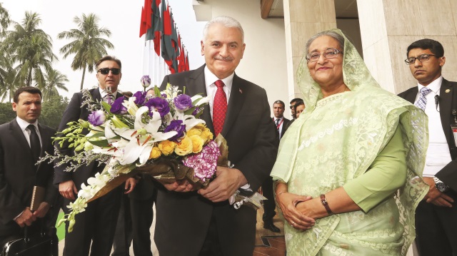 Başbakan Yıldırım, mevkidaşı Şeyh Hasina ile başkent Dakka’da biraraya geldi.