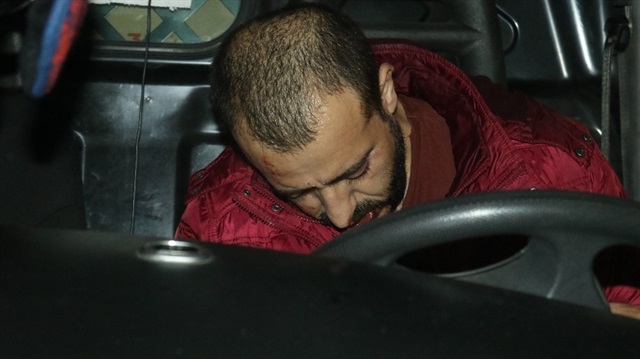 Adana'da bıçaklanan şahıs aracıyla kaçarak son anda polislere sığındı.