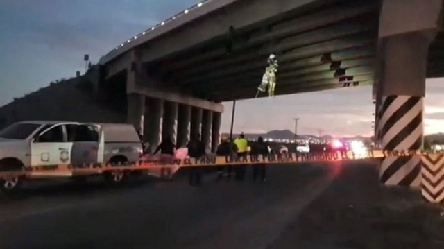 Meksika'da 6 kişi, işlek bir otoyoldaki köprülere asılmış halde bulundu.