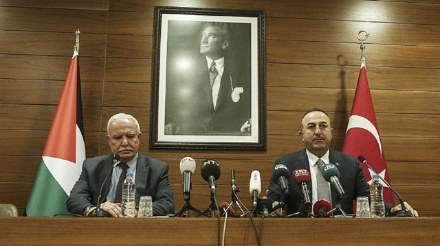 Turkish Foreign Minister Mevlüt Çavuşoğlu (R) and his Palestinian counterpart Riyad al-Maliki (L)