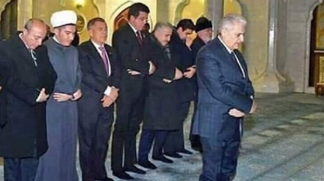 Başbakan Yıldırım'ın namaz kıldırırken çekilen fotoğrafı. 