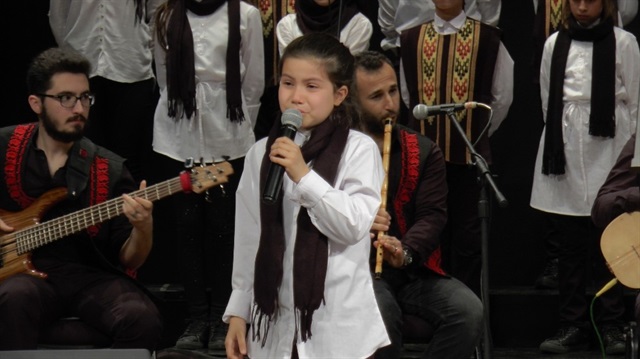 Suriyeli küçük kız Ruha, sahnede şiir okurken gözyaşlarına hakim olamadı.