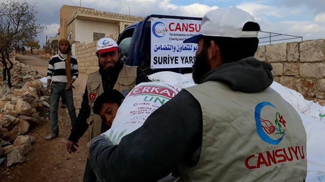 جمعية تركية توزع مساعدات ماليزية على النازحين السوريين بإدلب