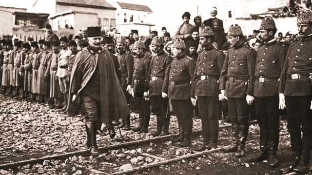 Fahreddin Paşa komutasındaki Osmanlı ordusu aylarca çekirge yeme pahasına Medine’yi teslim etmedi.