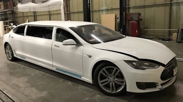 Tesla Model S'in limuzin versiyonu bir modifiye firması tarafından yapılarak açık arttırmaya çıkarıldı. 