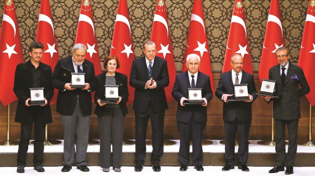 Cumhurbaşkanı Erdoğan, tarih alanında Prof. Dr. İlber Ortaylı’ya, müzik alanında Göksel Baktagir’e, sinema 
alanında Yavuz Turgul’a, geleneksel sanatlar alanında Ali Toy’a, resim alanında Selahattin Kara’ya ve vefa 
ödülüne layık görülen Nurettin Topçu adına yeğeni Ayşe Nermin Topçu’ya ödüllerini takdim etti.