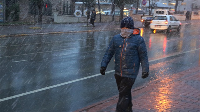 Balkanlardan gelen soğuk hava dalgasının etkisine giren Tekirdağ'da kar yağışı başladı.
