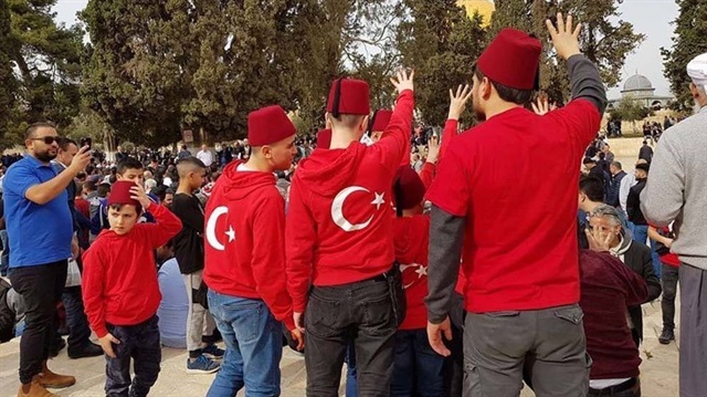 Türk bayrağı baskılı tişört giyen ve fes takan, aralarında çocukların da bulunduğu bir grup Türk vatandaşının Mescid-i Aksa'ya girmek istedi.