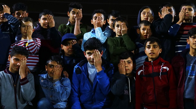 Kerim bebek için sol gözlerini kapatan Türkmen çocuklar