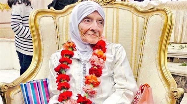 92 yaşında Müslüman olan yaşlı kadın, sosyal medyanın da ilgisini çekiyor.
