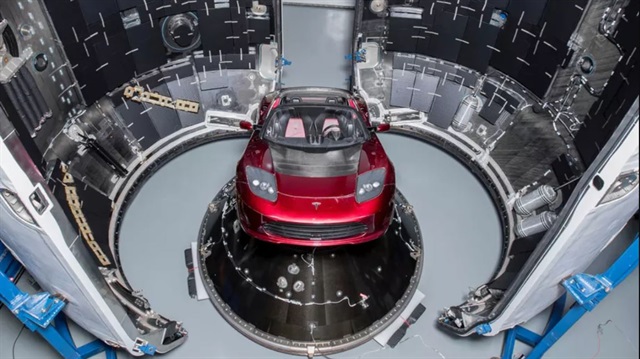 Elon Musk'ın Falcon Heavy roketi ile Mars'a göndereceği Tesla Roadster.