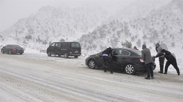 Toros Dağları'nın eteklerindeki kar yağışı nedeniyle yollar kapandı.