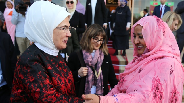 Emine Erdoğan, Sudan Cumhurbaşkanı Ömer el-Beşir'in eşi Modawi ile bir araya geldi.