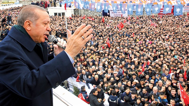 Cumhurbaşkanı Erdoğan, AK Parti Hakkari 6. Olağan İl Kongresi öncesinde kapalı spor salonu önünde kendisini bekleyen vatandaşları selamladı.