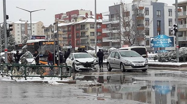Eskişehir'de trafik ışıklarında  8 araç birbirine girdi. 