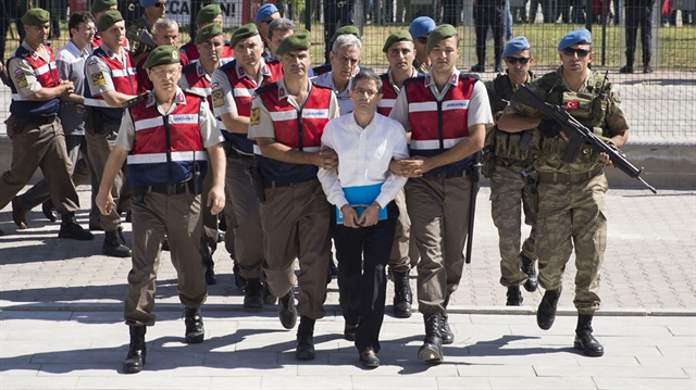 15 Temmuz darbe girişiminin artçı sarsıntıları sürüyor. FETÖ merkezli büyük ihanetin ardından KHK’larla jet önlemler alan hükümet dün iki kararname daha yayınladı