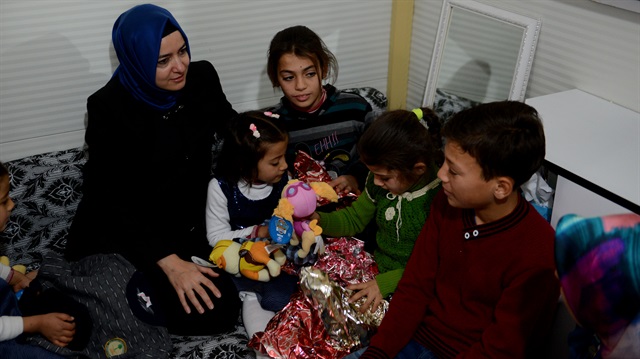 Aile ve Sosyal Politikalar Bakanı Kaya, Kilis'te Suriyeli çocuklara hediye etmişti.