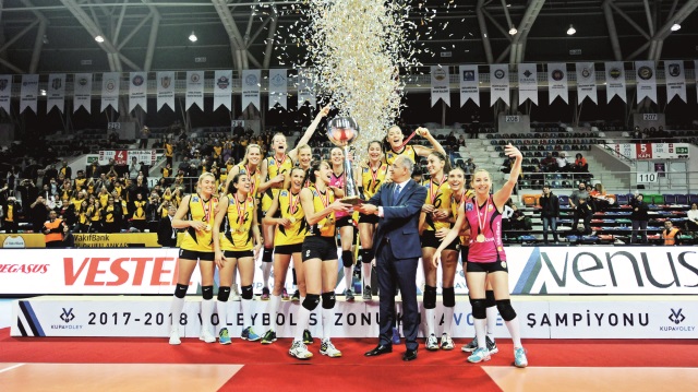 Voleybolda, Kadınlar Kupa Voley finalinde Eczacıbaşı VitrA'yı 3-0 yenen VakıfBank, şampiyon oldu. 