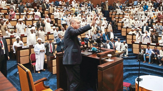 Cumhurbaşkanı Erdoğan, Sudan Meclisi’nde parlamenterlere seslendi.  Vekiller Erdoğan’a tekbirlerle  sevgi gösterisinde bulundu. 