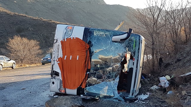 Kars'ta yolcu otobüsünün devrilmesi sonucu 30 kişi yaralandı. 