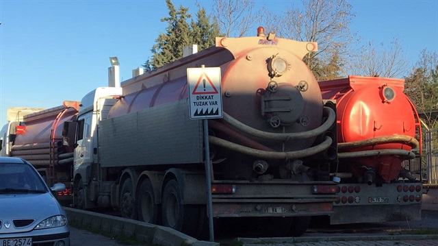İstanbul Tuzla'da paniğe neden olan kokuya ilişkin 4 kamyonun içindeki kimyasal maddeler incelemeye alındı.