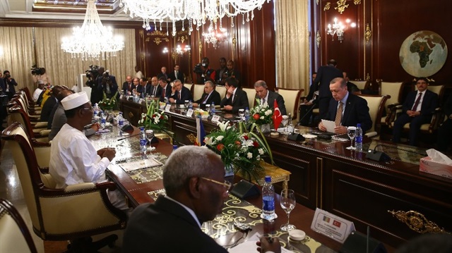 ​Cumhurbaşkanı Erdoğan, çeşitli temaslarda bulunmak üzere geldiği Çad’da heyetlerarası görüşmeye katıldı.