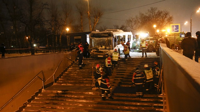 مصرع 5 وإصابة 15 في انزلاق حافلة على نفق مشاة في موسكو