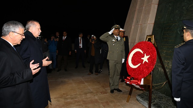 Cumhurbaşkanı Erdoğan, 2011'de yaşanan Arap Baharı sırasında, şehit edilenler anısına yapılan "Şehitler Anıtı"nda dua etti