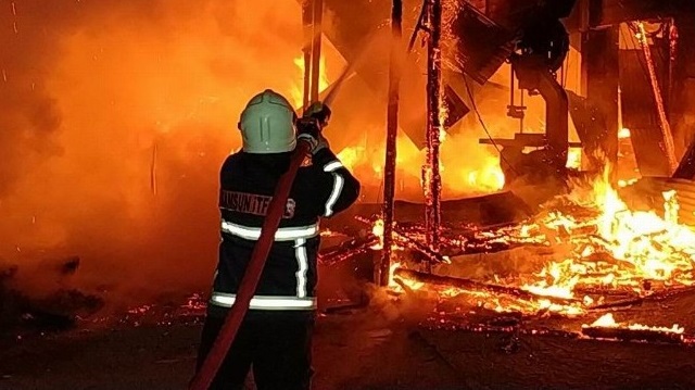 Samsun Büyükşehir Belediyesi İtfaiye Daire Başkanlığı ekipleri, yangına müdahale etti.