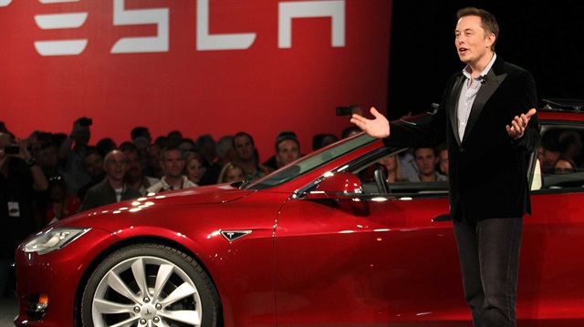 Elon Musk tanıtım etkinliğinde konuşma yapıyor. 