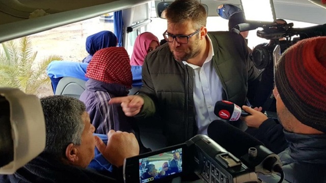İsrailli milletvekili Oren Hazan, Filistinli mahkumların yakınlarını taşıyan otobüsü durdurarak Filistinlilere hakaret etti. 