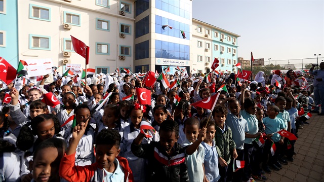 Sudan ziyaretinde Cumhurbaşkanı Recep Tayyip Erdoğan’a eşlik eden Milli Eğitim Bakanı Yılmaz, başkent Hartum’daki Sudan Maarif Vakfı Okulu’nu ziyaret etmişti.