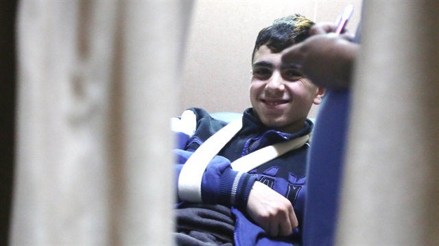 İsrail askeri mahkemesi tarafından tutuksuz yargılanmak üzere kefaletle serbest bırakılan Kudüs direnişinin sembol ismi 16 yaşındaki Fevzi Cuneydi, kontrollerinin yapılması için hastaneye getirildi.  (Fotoğraf: Anadolu Ajansı)