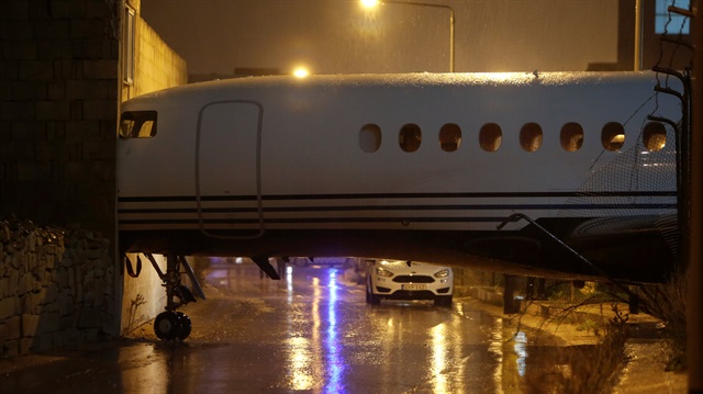 Malta'da apronda duran bir yolcu uçağı hareket etti, kayarak havalimanı dışındaki bir binaya daldı. (Fotoğraf: Reuters)