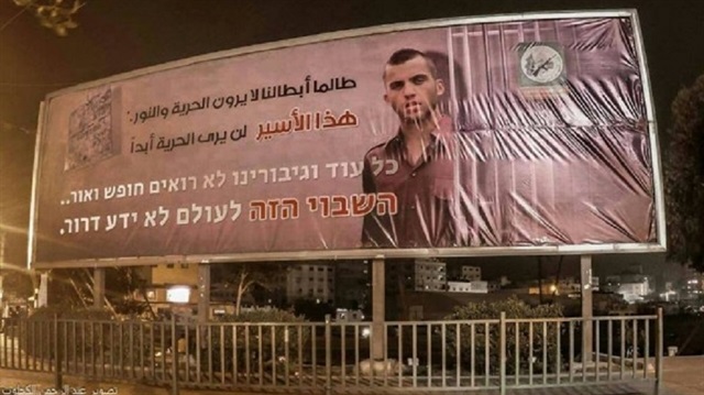 Hamas'ın askeri kanadı Kassam Tugayları, 2014'te Gazze'de esir aldığını duyurduğu İsrail askeri Oron Şaul'un resminin bulunduğu bir afiş astı. 