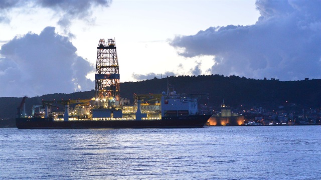 Türkiye'nin il sondaj gemisi Deepsea Metro-2 Çanakkale Boğazı'ndan geçti.